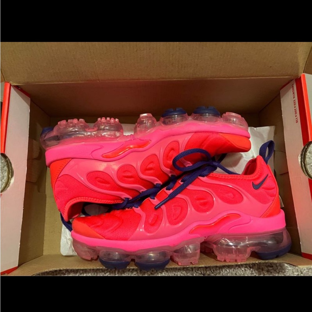 Pink vibrant and purple vapormax Nikes W7